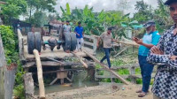 ঝালকাঠি-কাঁঠালিয়ায়-ব্রিজ-ভেঙে-খালে-ট্রাক,-দুর্ভোগে