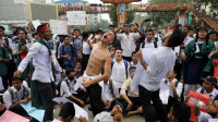 "ছাড়তে-হবে-ক্ষমতা,-ঢাকায়-আসো-জনতা"